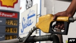 En la foto de archivo un hombre llena un tanque con combustible en Ciudad de Guatemala. Los precios de las gasolinas mantienen alarmada a la población guatemalteca con precios nunca antes vistos.
