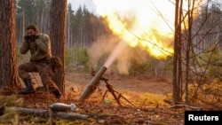 Ukrajinski vojnik ispaljuje minobacačku granatu, tokom ruskog napada na Ukrajinu, na položaju nedaleko od Kijeva, 30. marta 2022. (Foto: Reuters/Serhii Nuzhnenko)