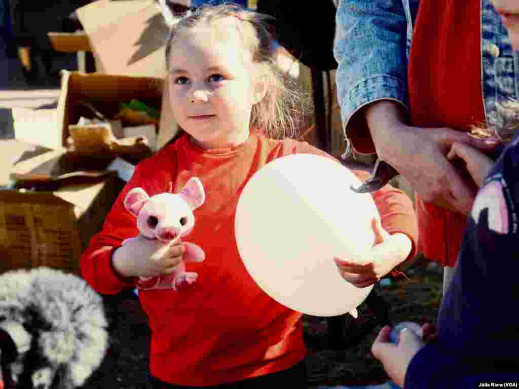 Niña ucraniana recién llegada a Medyka juega con un globo que le han proporcionado los voluntarios.