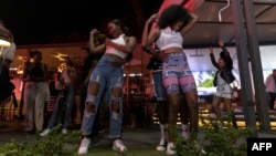 Le son des tambours en bois traditionnels est la base de l'amapiano.