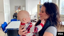 38-godišja Teksašanka Kejti Stedler, majka četvoro dece, kaže: "Ova deca i porodice koje dolaze moraju da vide da je svet i dalje dobar, i da su ljudi i dalje dobri."