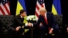 Donald Trump, saat menjabat sebagai Presiden AS, bertemu dengan Presiden Ukraina Volodymyr Zelenskyy di Kota New York, pada 25 September 2019. (Foto: AP/Evan Vucci)