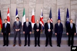 kutoka (Kushoto) Waziri Mkuu wa Japan, Waziri Mkuu wa Canada, Rais wa Marekani, Chansela wa Ujerumani, Waziri Mkuu wa Uingereza, Rais wa Ufaransa, Waziri Mkuu wa Italia wakiwa katika picha ya pamoja ya viongozi wa G7 wakati wa mkutano wa NATO, Brussels, March 24, 2022. (Henry Nicholls/Pool via AP)