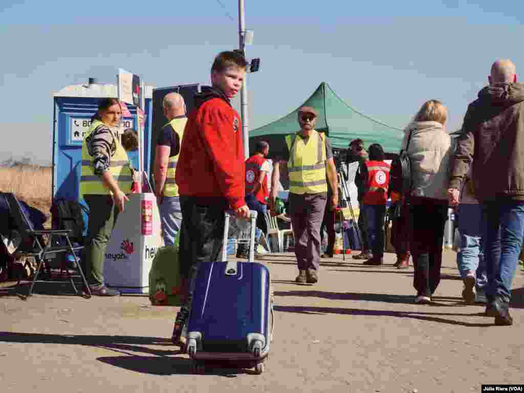 Niño ucraniano sostiene una maleta. ACNUR destaca la vulnerabilidad de los niños y niñas que cruzan la frontera y subraya que cada vez hay una mayor proporción de niñez no acompañada o separada. &nbsp;