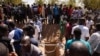 Inhumation de militaires tués dans l'attaque d'un camp de gendarmerie à Inata, au Burkina Faso, le 14 novembre 2021. 