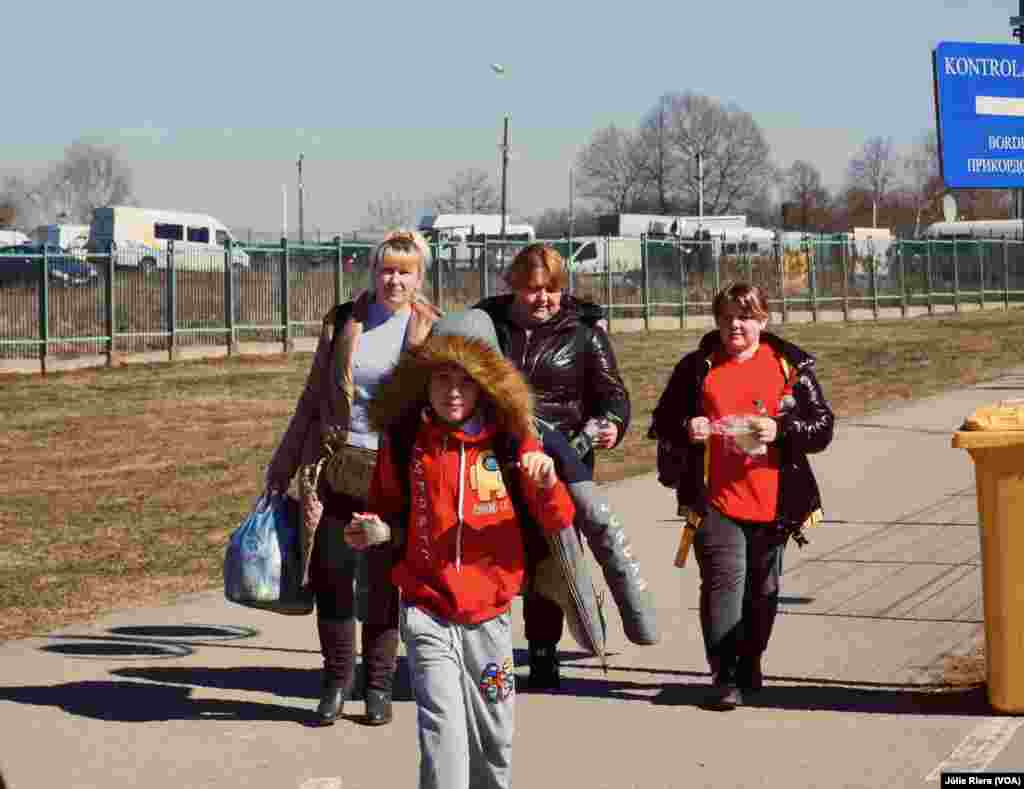 Refugiados ucranianos a punto de cruzar el paso fronterizo de Medyka, uno de los más concurridos por los que huyen de la guerra.&nbsp;