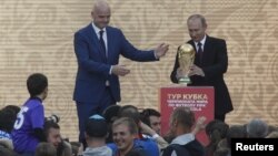 Le président de la FIFA Gianni Infantino et le président russe Vladimir Poutine à Moscou, Russie, le 9 septembre 2017.