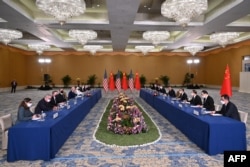 US President Joe Biden (L) and China's President Xi Jinping (R) meet on the sidelines of the G20 Summit in Nusa Dua on the Indonesian resort island of Bali, Nov. 14, 2022. (Photo by SAUL LOEB / AFP)