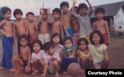 អ្នកស្រី បុប្ផា ម៉ាឡូន (Bopha Malone) (រូបខាងស្តាំ) ថតរូបជាមួយបងប្អូន​និងមិត្តភ័ក្ភនៅជំរំជនភៀសខ្លួននៅប្រទេសហ្វីលីពីន ទីដែលនាងនិងក្រុមគ្រួសារបានរស់នៅរយៈពេល៦ខែ មុននឹងទទួល​បាន​សិទ្ធិមក​រស់នៅ​ទីក្រុង Harrisburg រដ្ឋ Pennsylvania នៅឆ្នាំ១៩៨៩។ (រូបថតដោយ Bopha Malone)