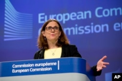 លោកស្រី Cecilia Malmstrom ​ប្រធាន​គណៈកម្មាធិការ​ពាណិជ្ជកម្ម​សហភាព​អឺរ៉ុប ថ្លែង​នៅ​ក្នុង​កិច្ចប្រជុំមួយនៅទីស្នាក់ការ​កណ្តាលរបស់សហភាព​អឺរុប កាលពីថ្ងៃទី១ ខែមិថុនា ឆ្នាំ២០១៨។
