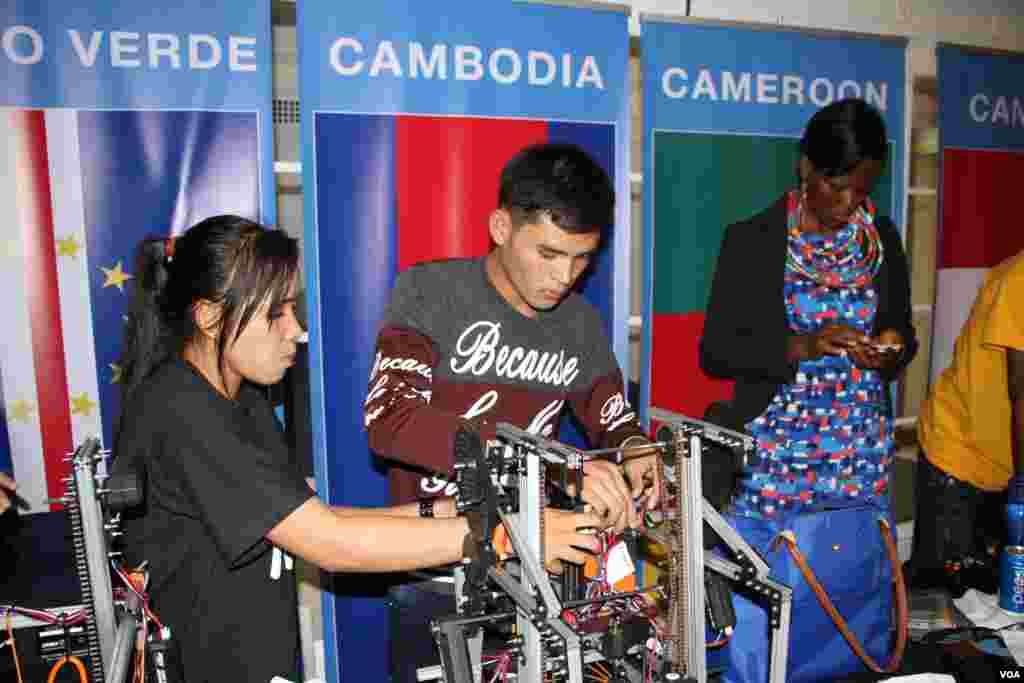 ក្រុម​យុវជន​កម្ពុជា​​កំពុង​​ពិនិត្យ​​មើល​​មនុស្ស​យន្ត​របស់​ខ្លួន​​មុន​​ចូល​រួម​​ការ​​ប្រកួត​បញ្ជា​មនុស្ស​យន្ត​ជុំ​ទី​១​នៅ​សាល​សម្តែង​សិល្បៈ​DAR Constitution Hall​ ក្នុង​រដ្ឋធានី​វ៉ាស៊ីនតោន​នៅ​ថ្ងៃ​ទី​១៧​ ខែ​កក្កដា ​ឆ្នាំ​២០១៧។ (សឹង សុផាត/ VOA)