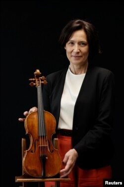 سوفی پرین، مسئول حراجخانه، می‌گوید این ساز ۳۰۰ ساله هنوز صدایی استثنائی دارد.