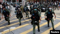 香港防暴警察在中環驅散抗議示威的民眾。（2020年9月6日）