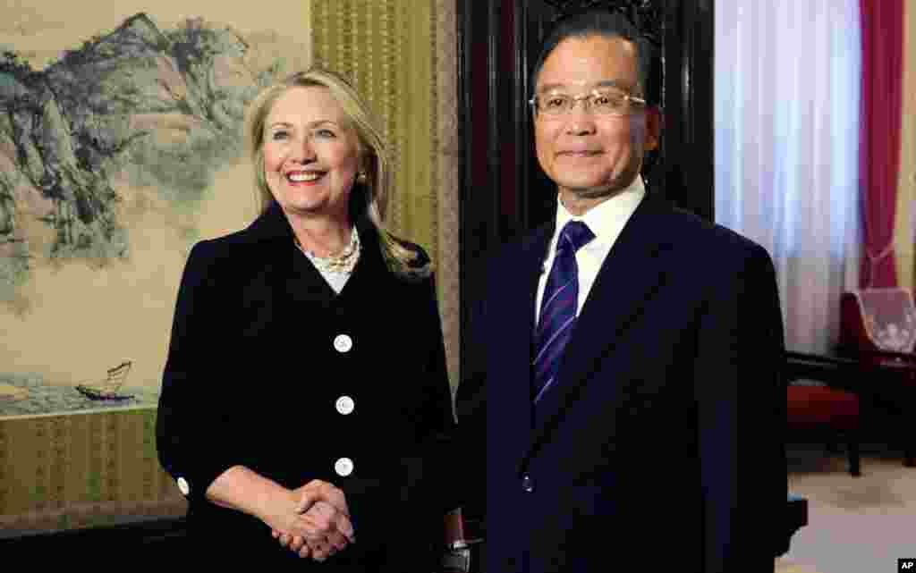 Clinton shakes hands with Chinese Premier Wen Jiabao at the Zhongnanhai leadership compound in Beijing, September 5, 2012.