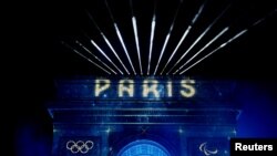 ภาพการเฉลิมฉลองปีใหม่ในกรุงปารีส ประเทศฝรั่งเศส ที่มีสัญลักษณ์มหกรรมโอลิมปิกอยู่ด้วย วันที่ 1 มกราคม 2024 (ที่มา: Reuters/แฟ้มภาพ)