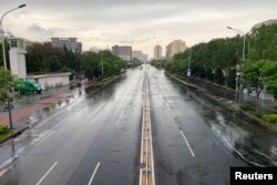 北京市朝陽區的一條大街因新冠疫情封路而空蕩盪。 （2022年4月27日）