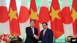 越南總理范明政在河內會晤到訪的日本首相岸田文雄。（2022年5月1日）