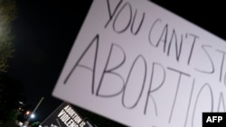 Suite à la fuite, des centaines de personnes se sont spontanément massées devant la Cour suprême à Washington, certains pour protester, d'autres pour se réjouir.