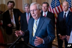 រូប​ឯកសារ៖ លោក Mitch McConnell មេដឹកនាំ​គណបក្ស​សាធារណរដ្ឋ ដែល​មាន​សំឡេង​ភាគតិច​ក្នុងព្រឹទ្ធសភា ថ្លែង​ទៅ​កាន់​អ្នក​សារព័ត៌មាន​នៅ​រដ្ឋធានី​វ៉ាស៊ីនតោន កាល​ពី​ថ្ងៃ​ទី​៣ ខែ​ឧសភា ឆ្នាំ​២០២២។