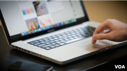 ILUSTRACIJA - Novinar radi za svojim računarom (Foto: VOA)