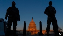 資料照：美國國民警衛隊駐守在首都華盛頓特區的國會山。 （2021年3月21日）