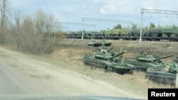 Fotografija napravljena od video snimka na kome se vide tenkovi i vojna vozila u Maslovki, region Voronezh, Rusija, 6. aprila 2021.