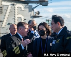 2022年11月7日在日本海上自衛隊閱艦活動期間，日本首相岸田文雄與美軍高級將領交談。（照片來自美國海軍推特）
