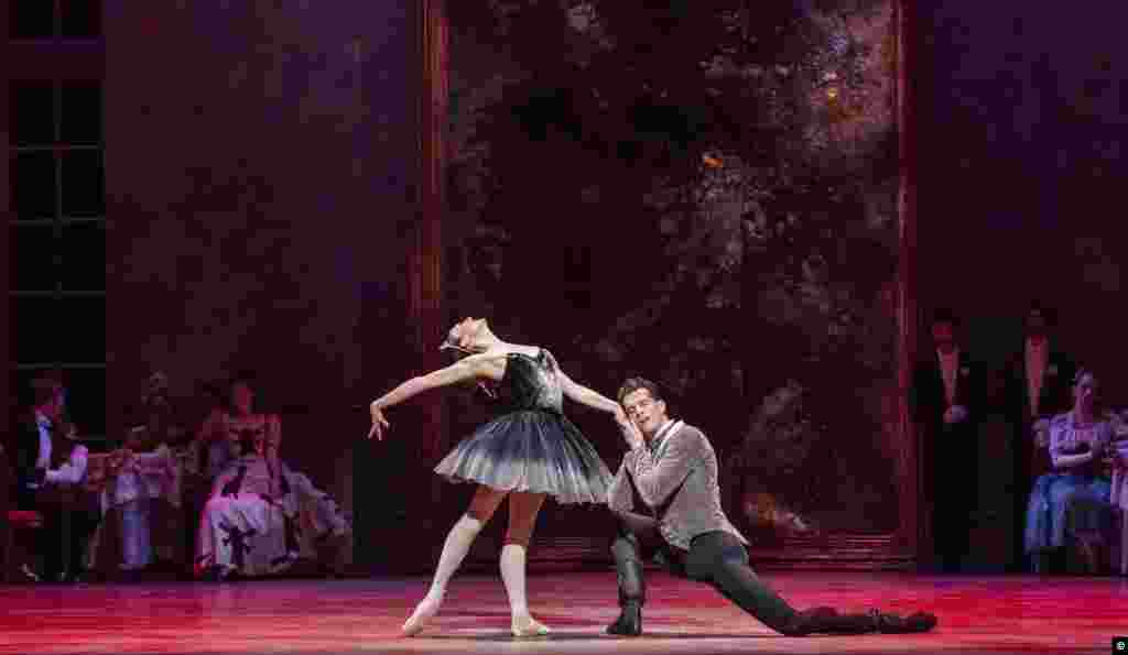 ვიქტორია ჯაიანი და დილან გუტერეში ჯოფრი-ბალეტის "გედების ტბაში". შერილ მენის ფოტო. &nbsp;