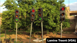 Les quatre mâts dressés dans la cour de Youssouf Bara, Bobo-Dioulasso, le 5 août 2019. (VOA/Lamine Traoré)