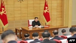 រូបភាពនេះត្រូវបានថតនិងចេញផ្សាយដោយទីភ្នាក់ងារសារព័ត៌មានKCNA ផ្លូវការរបស់កូរ៉េខាងជើង នៅថ្ងៃទី១៤ ខែឧសភា ឆ្នាំ២០២២ បង្ហាញពីមេដឹកនាំកូរ៉េខាងជើង លោក Kim Jong Un ចូលរួមក្នុងក្រុមប្រឹក្សាបក្សពលករកូរ៉េដើម្បីពិនិត្យមើលស្ថានភាពដើម្បីការពារការរីករាលដាលនៃការឆ្លងជំងឺកូវីដ១៩ នៅទីក្រុងព្យុងយ៉ាង។