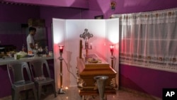 Los restos de la periodista Yessenia Mollinedo Falconi yacen durante su velatorio en la casa de su familia en Minatitlán, en el estado de Veracruz, México, el martes 10 de mayo de 2022. 