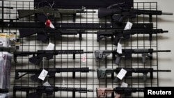 En EEUU hay 120 armas de fuego por cada 100 estadounidenses, según la organización suiza Small Arms Survey (SAS). Ninguna otra nación en el mundo tiene más armas civiles que personas.