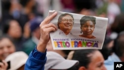 Un partidario del candidato presidencial Gustavo Petro y su compañera de fórmula Francia Márquez, de la coalición Pacto Histórico, asisten a un acto de campaña en Fusagasugá, Colombia, el miércoles 11 de mayo de 2022.