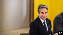 2022年5月23日，在東京與日本外相林芳正會面前的美國國務卿安東尼·布林肯。