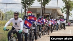 ក្រុមយុវជន​មកពី​អង្គការ​សង្គម​ស៊ីវិល​បើក​យុទ្ធនាការ​ជិះកង់​ចាប់ពី​ទីរួមខេត្ត​កំពង់ធំ ដើម្បី​ផ្សព្វផ្សាយ​ការយល់ដឹង​អំពី​បរិស្ថាន។ (រូបថត​ដោយ​សមាគម​បណ្តាញ​យុវជន​កម្ពុជា CYN)