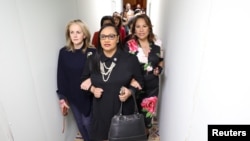 Demokratske članice Predstavničkog doma protestuju zbog mogućnosti ukidanja prava na abortus u vreme glasanja u Senatu o zakonu kojim bi se presuda u slučaju Rou protiv Vejda pretvorila u federalni zakon, 11. maja 2022. 