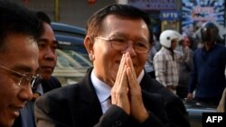 រូបឯកសារ៖ លោក កឹម សុខា អតីតមេដឹកនាំគណបក្សសង្គ្រោះជាតិ ពេលទៅដល់សាលាដំបូងរាជធានីភ្នំពេញ កាលពីថ្ងៃទី ២២ ខែមករា ឆ្នាំ ២០២០។