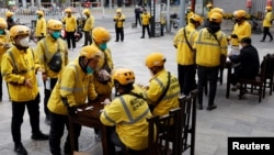 美团员工排队等候接受新冠病毒检测。（2022年5月9日）