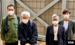 已停止运作的”612人道支援基金”4名信托人学者许宝强（左起）、天主教香港教区荣休主教陈日君枢机、大律师吴霭仪、歌手何韵诗，5月24日到西九龙裁判法院应讯。 (美国之音/汤惠云)
