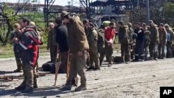 Меѓународниот комитет на Црвениот крст во соопштение рече дека ги регистрира борците кои го напуштиле Азовстал, операција која започна во вторникот и продолжува и денеска. 