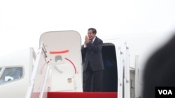 លោក​នាយករដ្ឋមន្រ្តី ហ៊ុន សែន កាលពីព្រឹក​ថ្ងៃ​អង្គារ ចាកចេញ​ពី​អាកាសយានដ្ឋាន​ភ្នំពេញ ធ្វើ​ដំណើរ​ទៅ​ទីក្រុង​វ៉ាស៊ីនតោន សហរដ្ឋអាមេរិក ដើម្បី​ចូលរួម​កិច្ច​ប្រជុំ​កំពូល​ពិសេស​អាមេរិក​-អាស៊ាន។ (ស៊ុន ណារិន/វីអូអេ)