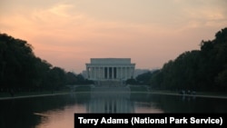 ARCHIVO - El Monumento a Lincoln y la piscina reflectante al atardecer.