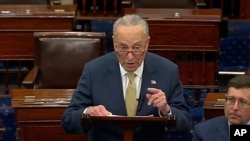 El líder de la mayoría del Senado, Chuck Schumer, de Nueva York, habla en el pleno del Senado el miércoles 25 de mayo de 2022 en el Capitolio de Washington.