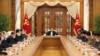 Una reunión del Buró Político de Corea del Norte, presidida por el líder Kim Jong Un, dictó medidas para contrarrestar el primer brote de COVID-19 en el país. Foto de la agencia oficial norcoreana KCNA.