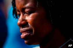 Una mujer llora desconsoladamente fuera de la escena de un tiroteo en un supermercado, en Buffalo, Nueva York, el 15 de mayo de 2022.