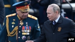 Rais wa Russia Vladimir Putin (kulia) na Waziri wake wa Ulinzi Sergei Shoigu