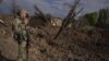 Un militar ucraniano inspecciona un lugar tras un ataque aéreo de fuerzas rusas en Bahmut, Ucrania, el martes 10 de mayo de 2022. (AP Foto/Evgeniy Maloletka)