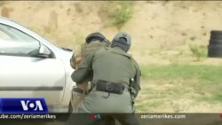 Vullnetarët bjellorusë stërviten për të mbrojtur Ukrainën 