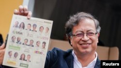 El candidato presidencial de izquierda colombiano Gustavo Petro, de la coalición Pacto Histórico, muestra su papeleta mientras emite su voto durante la primera vuelta de las elecciones presidenciales en Bogotá, Colombia, el 29 de mayo de 2022.