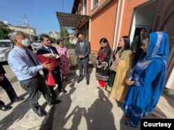 AQSh rasmiylari Tojikistonda afg'on qochqinlari bilan uchrashdi, 25-may, 2022